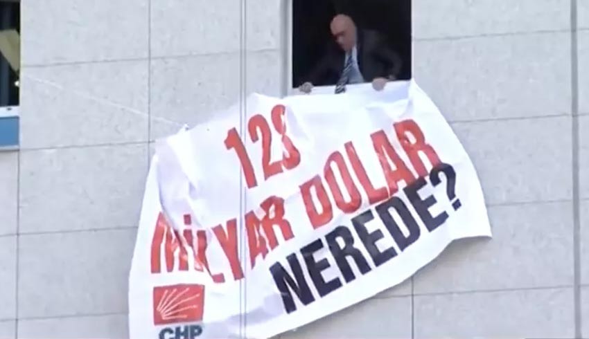 '128 milyar dolar nerede?' pankartı Meclis binasında