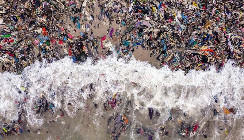 'Hızlı moda'nın bedeli: İngiltere'nin kıyafet çöpleri Gana sahillerine vurdu