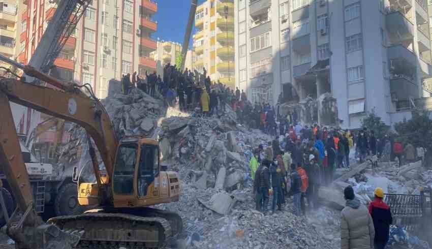 100 kişinin öldüğü apartmanın müteahhidi suçu belediyeye attı: Görevliler denetlemeye gelmedi