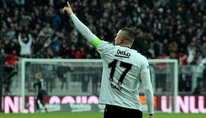 Burak Yılmaz'ı Beşiktaş'tan kopartan nedenler; bir yıldır sadece iki defa aylık maaş aldı!