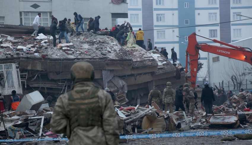 Depremde ölü sayısı 44 bin 218 kişiye yükseldi