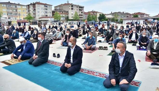 AKP Belediye Başkanı ve il başkanına özel halı seren müftü Mustafa Aydın, İstanbul'a tayin edildi