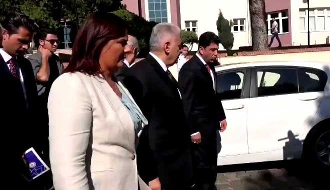 AKP’li vekilden skandal hareket! Özlem Çerçioğlu’nu itti