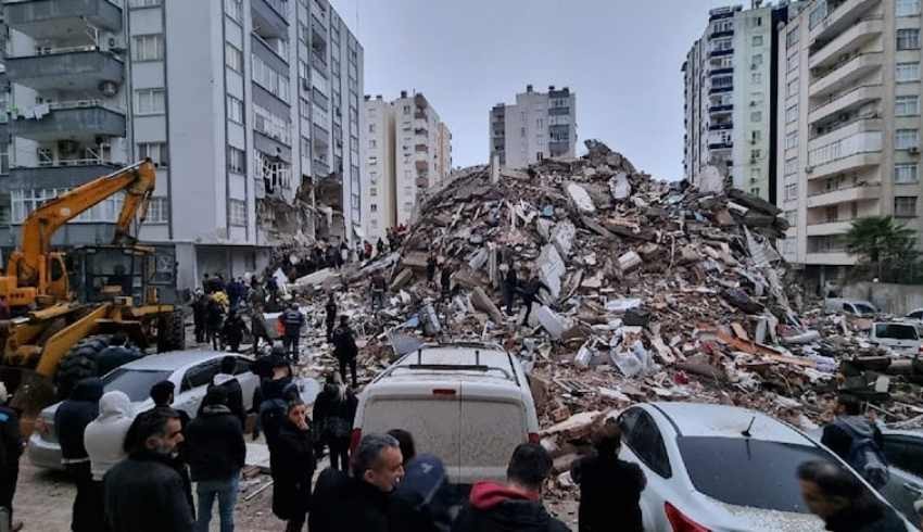 Adana'da depremde 14 katlı bina bu hale geldi