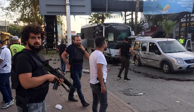 Adana'da çevik kuvvet otobüsüne bombalı saldırı: Çok sayıda yaralı var