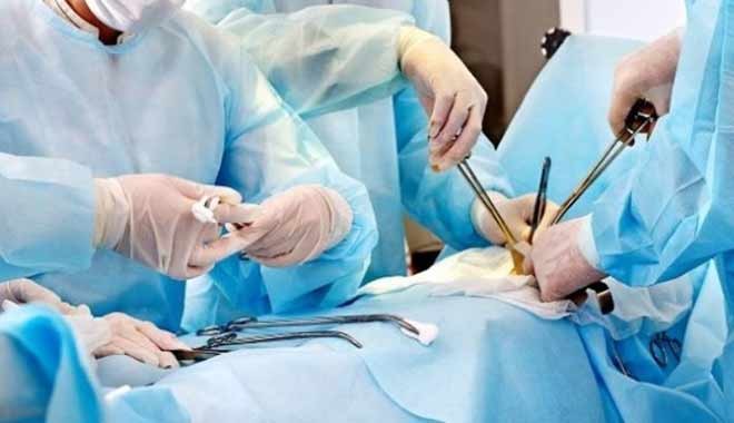 Pandeminin ortasında doktor maaşlarına tırpan