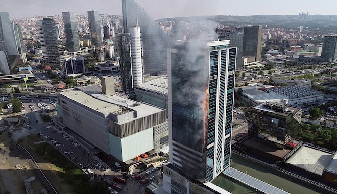 Ankara'da korkutan yangın! 30 katlı Via Tower cayır cayır yandı