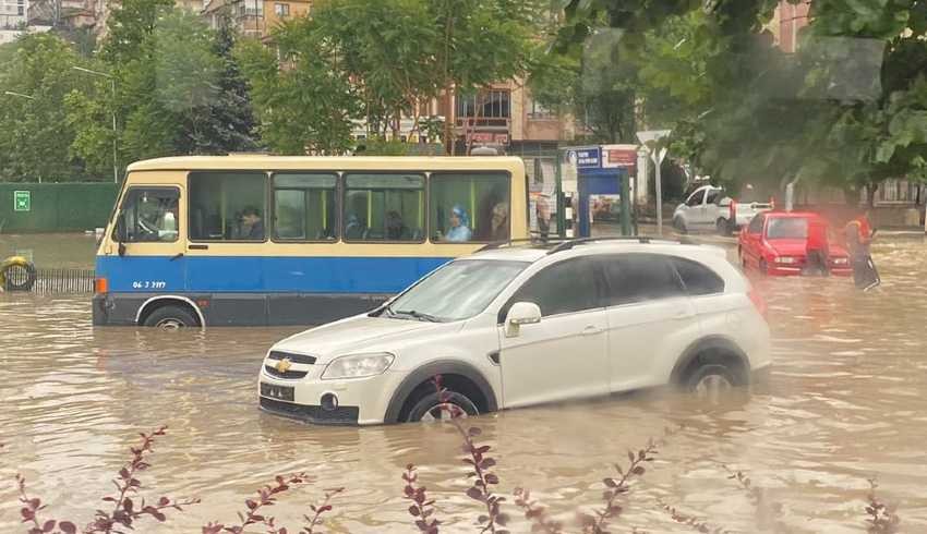 Ankara'yı sağanak vurdu: Araçlar suya gömüldü