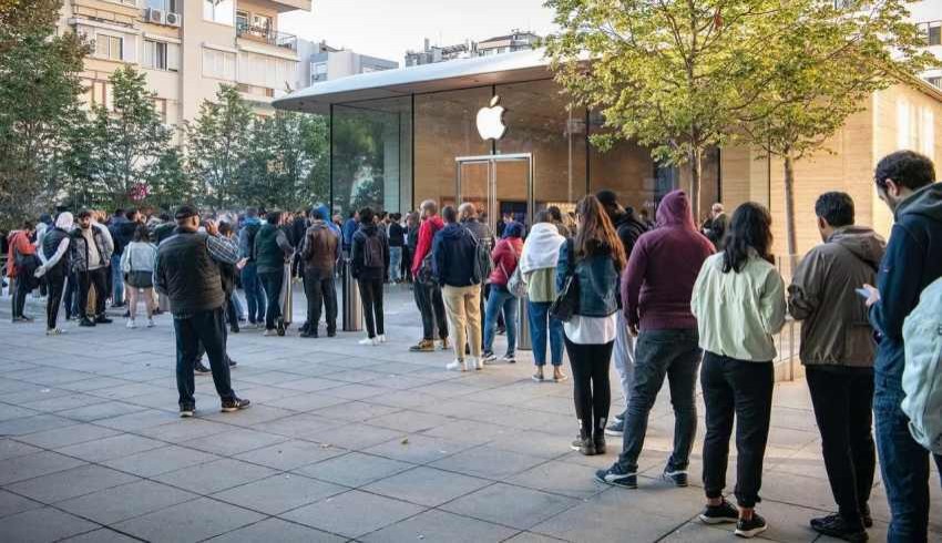 Apple'ın 57 Bin TL'lik telefonunu almak için saatlerce sıra beklediler