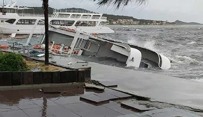 Ayvalık'ta fırtına hayatı felç etti, onlarca tekne battı