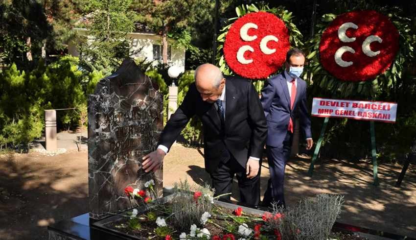 Bahçeli’den, bayram namazı sonrası Alparslan Türkeş'in kabrine ziyaret