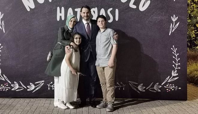 Bakan Albayrak'tan dikkat çekici aile fotoğrafı paylaşımı: Rabbime şükrediyorum