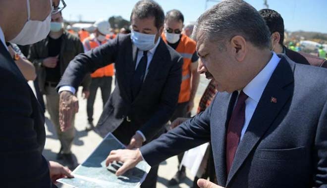 Bakan Koca’dan tepki çeken hareket: Maske takmadı