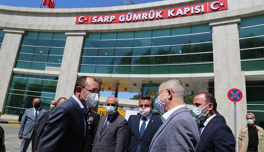 Bakan Muş, Sarp Gümrük Kapısı'nda şoförlerin sorunlarını dinledi