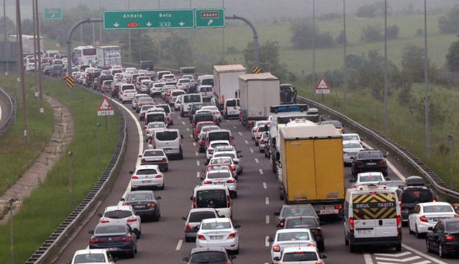 Bayramlık göç sürüyor! Anadolu Otoyolu'nda trafik kilit