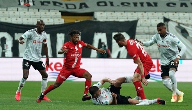 Beşiktaş evinde Antalyaspor'a 2-1 kaybetti