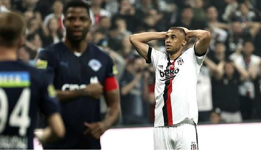 Beşiktaş evinde fena dağıldı!