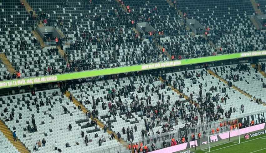 Beşiktaş'ta şok protesto! Taraftar stadı terk etmedi