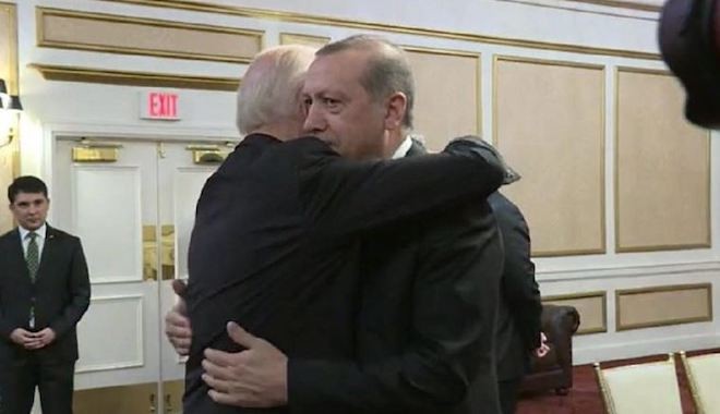 Biden dört yıl önce Cumhurbaşkanı Erdoğan’a böyle sarılmış