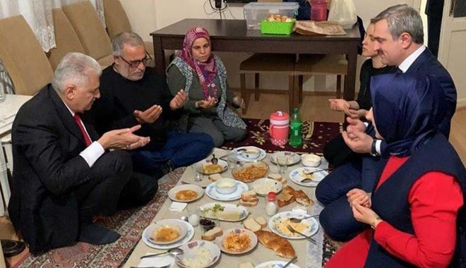 Binali Yıldırım bu kez kendi evinde iftar daveti veriyor