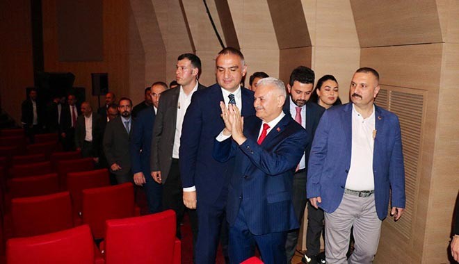 Binali Yıldırım operada protesto edildi: Her şey çok güzel olacak