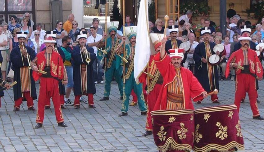 Bir gri pasaport skandalı daha! Bu kez mehter takımı Avrupa'ya gitti, dönmedi