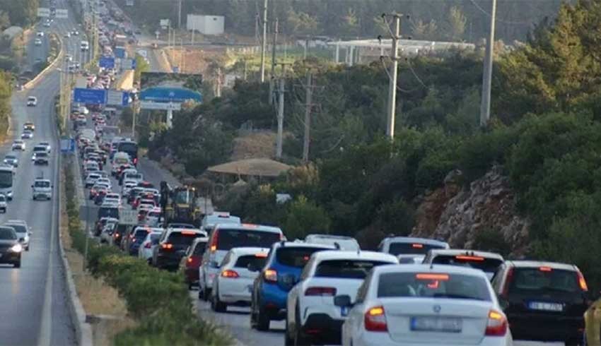 Bodrum'a 100 Bin araç girdi, trafik kilitlendi!