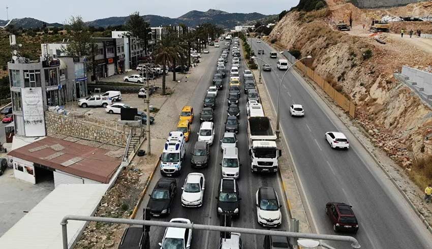 Bodrum'a 3 günde 8 Bin araç girdi! Belediye Başkanı Aras: Birdenbire kaosla karşılaştık