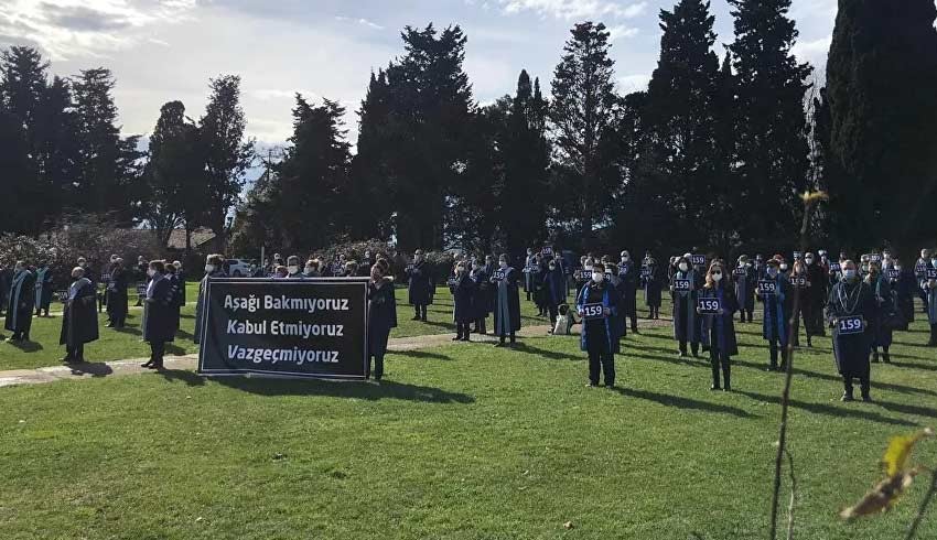 Boğaziçi Üniversitesi'nde akademisyenler, '159' dövizleriyle rektörlüğe sırtlarını döndü