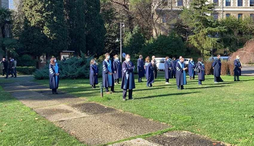 Boğaziçi Üniversitesi’nde akademisyenler, rektörlük devir teslim törenini sırtlarını dönerek protesto etti