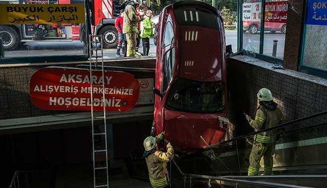 Bomboş yoldan çıktı, yeraltı çarşısına düştü