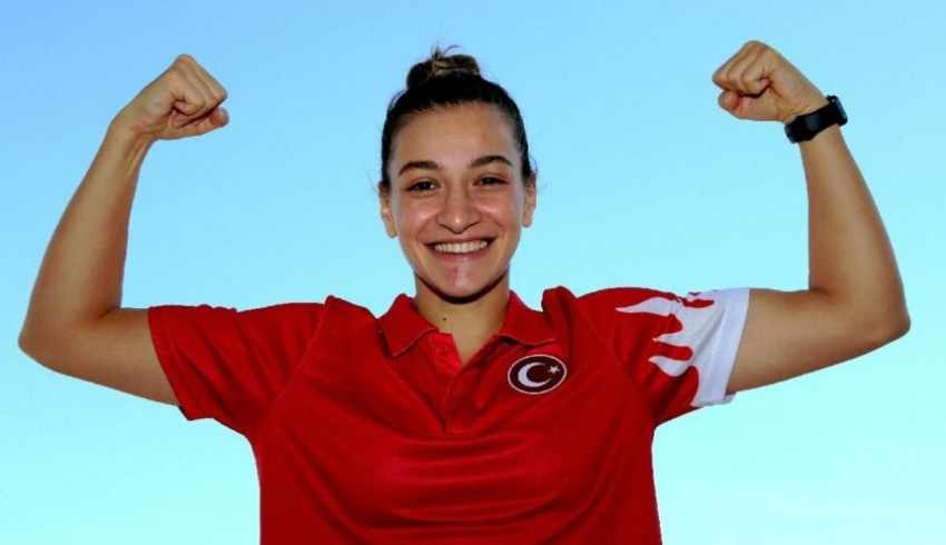 Buse Naz Çakıroğlu'ndan kadın boksunda ilk olimpiyat madalyası