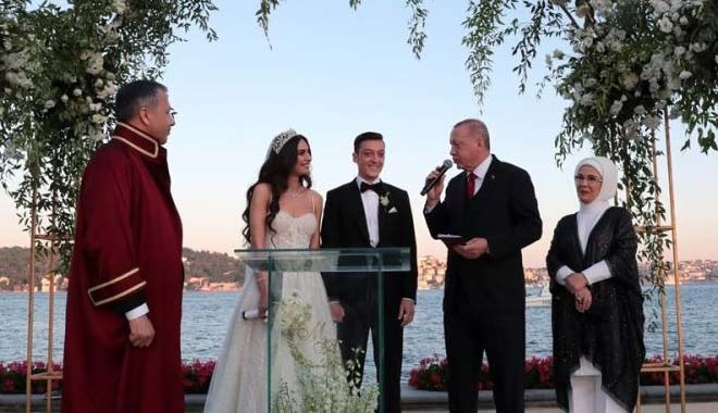 Cumhurbaşkanı Erdoğan, Mesut Özil'in nikah şahitliğini yaptı