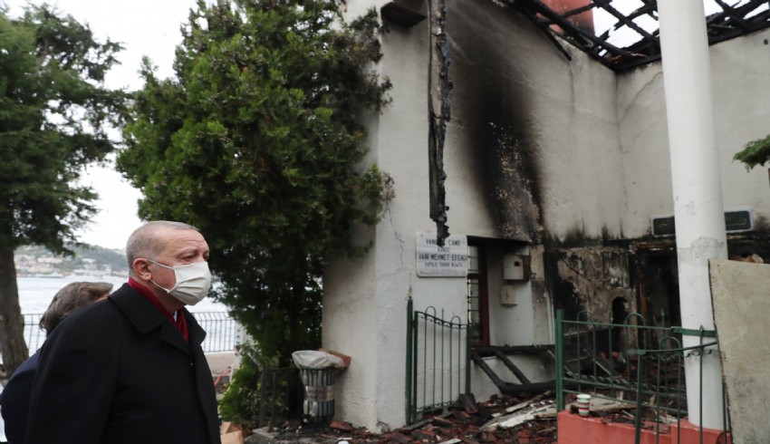 Vaniköy Camii'nde dikkatsizlik sonucu yangın olayı meydana gelmiş ve büyümüş