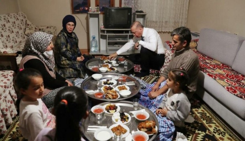 Cumhurbaşkanı Erdoğan’dan yer sofrasında iftar