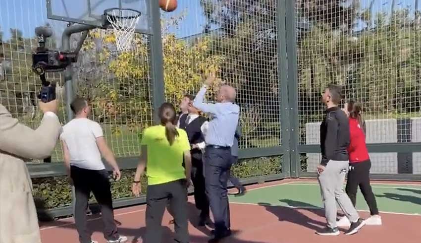 Cumhurbaşkanı Erdoğan gençlerle basketbol oynadı