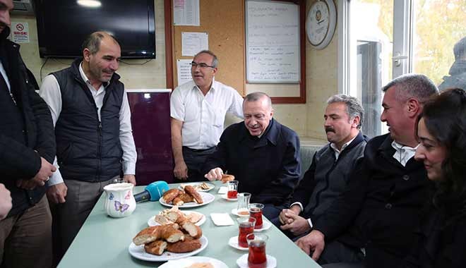 Cumhurbaşkanı Erdoğan'ın taksicilerle çay-simit sohbeti