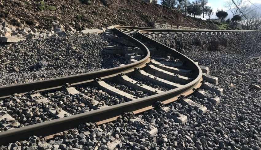 Depremin gücü! Tren rayları tel gibi yamuldu