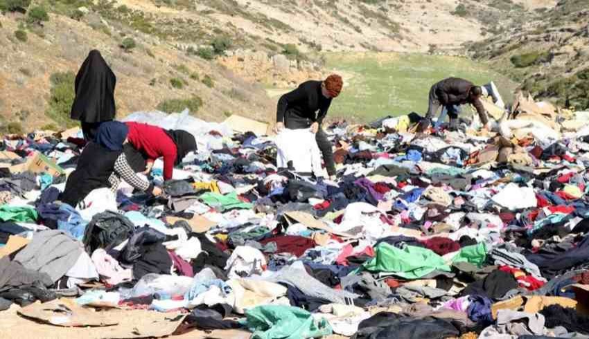 Depremzedelere giden binlerce kıyafeti yol kenarına attılar!