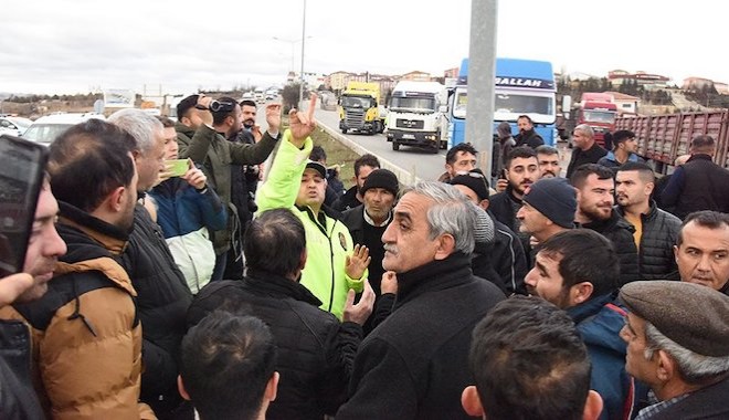 Dijital takografı protesto eden kamyoncularla polis arasında arbede