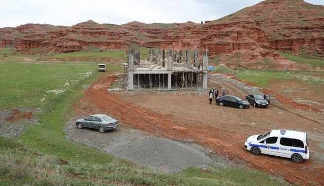 Doğa tahribatı sürüyor: Bir hançer de Narman Peri Bacaları'na vuruldu