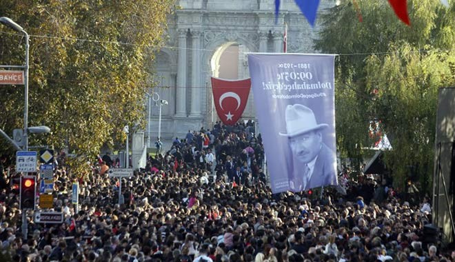 Dolmabahçe'ye onbinlerce kişi akın etti