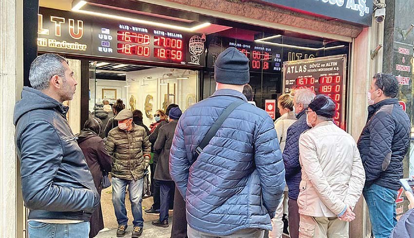 Dolar 14 TL'yi aştı; vatandaş yeniden dövize dönüyor