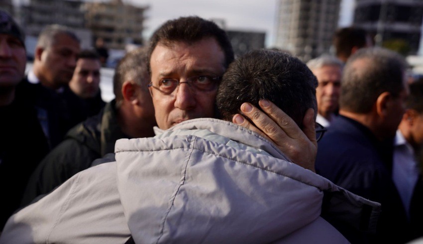 Ekrem İmamoğlu 1 yıllık maaşını depremzedelere bağışladı