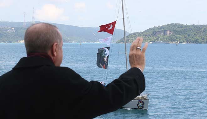 Erdoğan, İstanbul'un Fethi'nin 567. yılı kutlamaları dolayısıyla Boğaz'dan geçen tekneleri selamladı