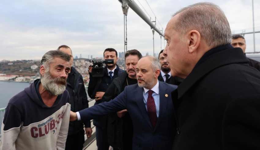 Erdoğan, köprüde intihara kalkışan kişiyi ikna etti