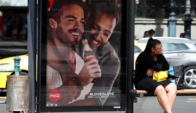 Eşcinsellik vurgusu yapan Coca Cola'ya boykot çağrısı