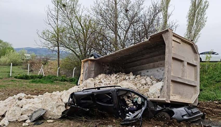 Feci ölüm! Üzerine taş yüklü kamyon devrildi!