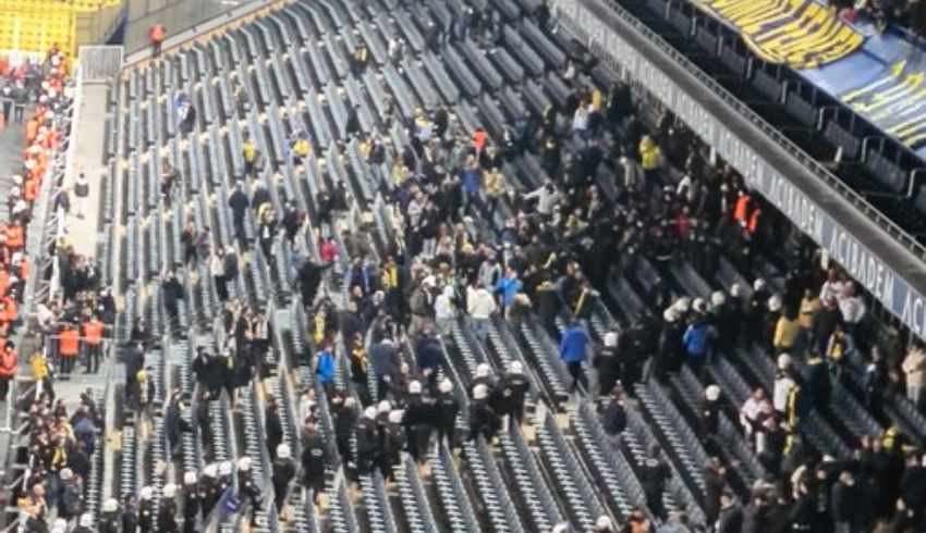 Fenerbahçe-Beşiktaş derbisinden sonra tribünlerde kavga çıktı