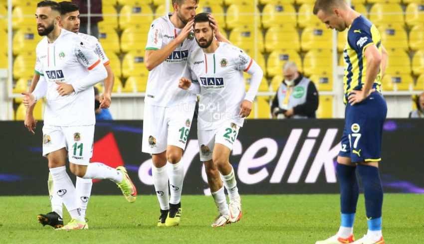 Fenerbahçe, Kadıköy'de Alanyaspor'a yıkıldı: 1-2